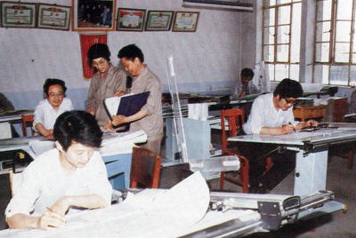 从1984年第一季度到抓治理上挂号周全提高企业素质验收前，，，接纳分线检查、、总结效果、、找出差别、、提出步伐、、限期整改的要领，，，使各项事情在整理中牢靠提高，，，在牢靠提高中举行再整理，，，再提高。