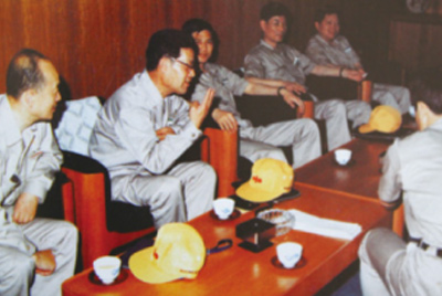 为了学习外国先进手艺和治理要领，，，前往引进手艺与装备的国家举行实地考察。薛仲光厂长在日本。