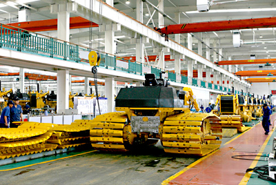 js4399金沙线(集团)有限公司90年月建成的海内最大的间歇式推土机总装线