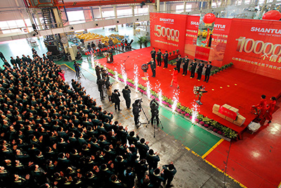 推土机事业部总装工厂盛大举行推土机第50000台下线庆典仪式。这一激感人心的历史时刻标记着50000台不但仅是一个数目的积累，，，更是js4399金沙线(集团)有限公司治理水平、、生产规！、、制造手艺、、研发能力、、销售能力等综合能力的体现，，，标记着js4399金沙线(集团)有限公司推土机工业整体实力进一步增强，，，是从量变到质变的飞跃。