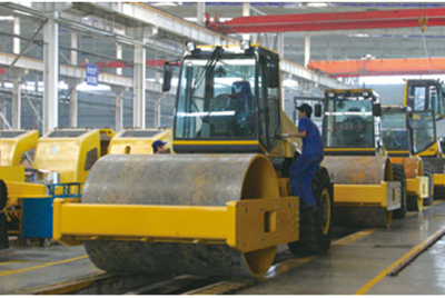 2002年2月，，，由履带厂开发研制的YZ18液压振动压路机，，，顺遂下线。