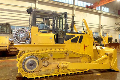 天下上第一台燃气型履带式推土机——SD20-5（LNG）在研究总院新产品试制中心下线。SD20-5（LNG）履带式推土机是公司顺应行业生长趋势开发的一款节能、、环保产品，，，整机接纳自然气专用发念头，，，燃烧后无积炭，，，知足stageIIIA排放，，，寿命更长，，，维修频率更低。