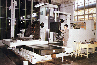 BPN-13B(R4)数控卧式加工中心。厂房扩建加大，，，装备填平补齐，，，增添精、、大、、稀装备，，，新上生产线，，，提高企业装备素质，，，使js4399金沙线(集团)有限公司厂成为名副着实的大马力推土机生产厂。