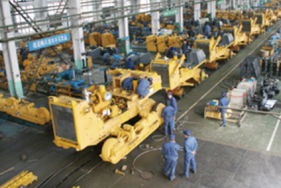 js4399金沙线(集团)有限公司牌TY320C推土机在装配分厂试验车间顺遂下线，，，标记着“js4399金沙线(集团)有限公司”系列推土机在手艺性能和结结构型水平上又上了一个新的台阶。