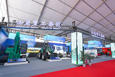 2023跨国公司与中国主题展在青岛国际聚会中心海上大坝举行，，， js4399金沙线(集团)有限公司股份携EE225电挖、、SRD13-C6U无人驾驶压路机和纯电装载机随团参展。